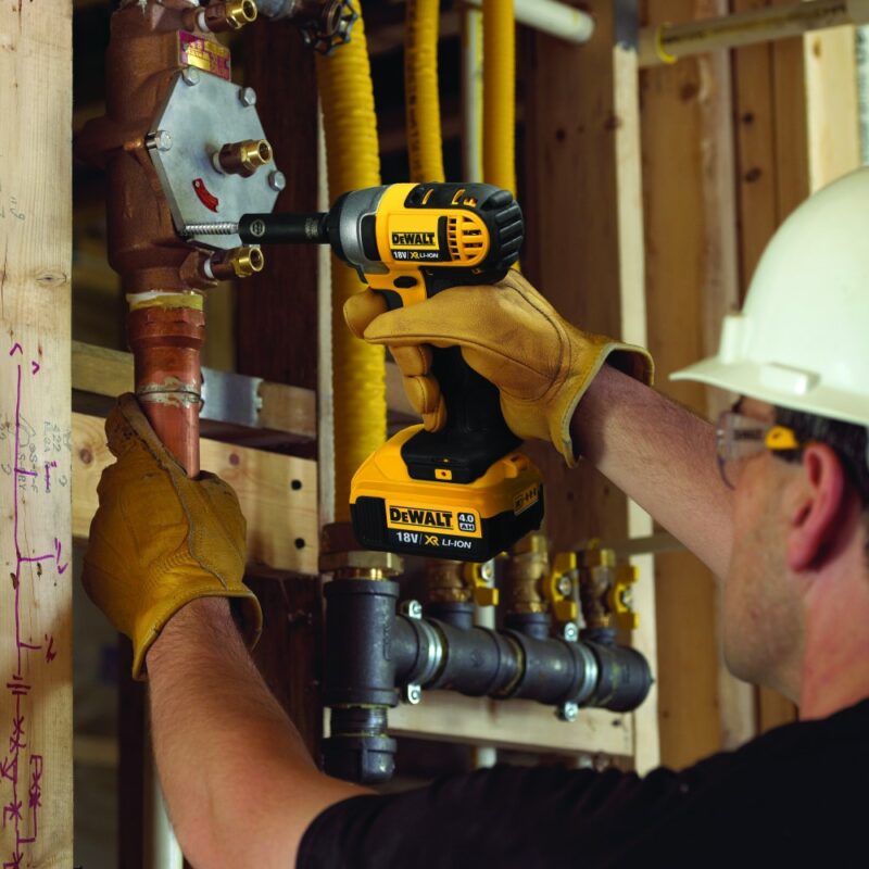 DeWALT aku udarni odvijač DCF880M2 18V 203Nm