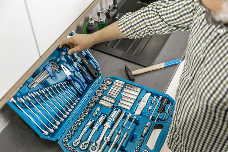 HOEGERT 131-dijelni set alata za domaćinstvo i radionicu 1/4", 3/8", 1/2" HT1R439