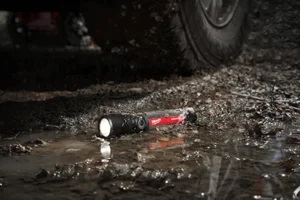 Milwaukee USB punjiva aku LED lampa 800L - L4 FMLED-201