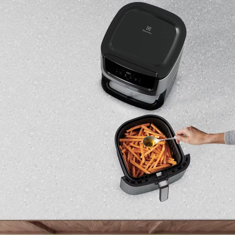 ezgif.com-gif-maker (44) AIRFRYER friteza na vrući vazduh Eelectrolux E6AF1-6ST