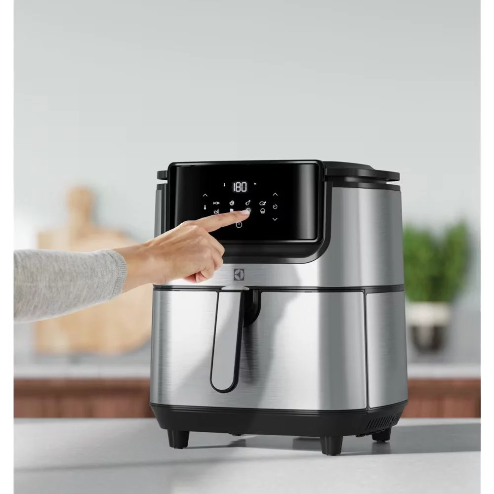 ezgif.com-gif-maker (46) AIRFRYER friteza na vrući vazduh Eelectrolux E6AF1-6ST