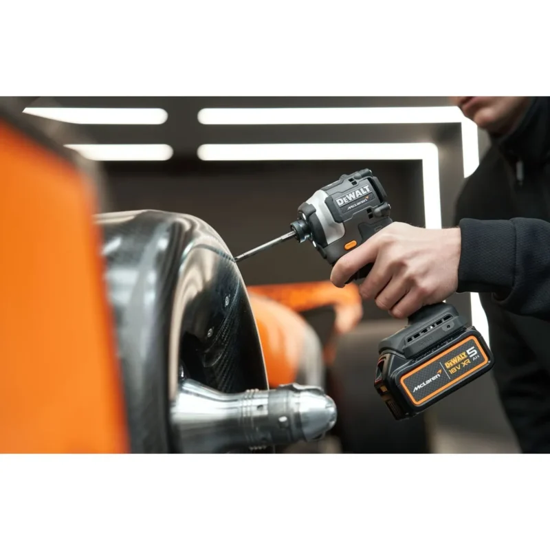 DeWALT set aku bušilica i udarni odvijač 18V 2x5.0Ah BL MCLAREN DCK200MP2T