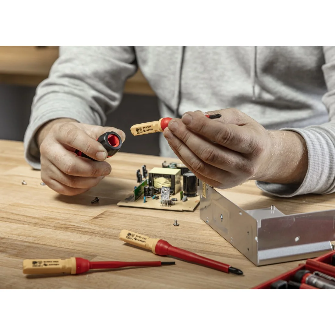 HOEGERT 12-dijelni set električarskog alata VDE 1000V HT1E100 (Kopiraj)